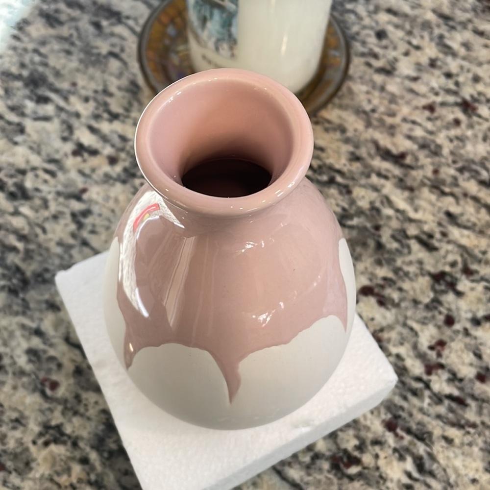 Isaac Mizrahi XO sienna pink ceramic new in box small vase - Picture 2 of 11